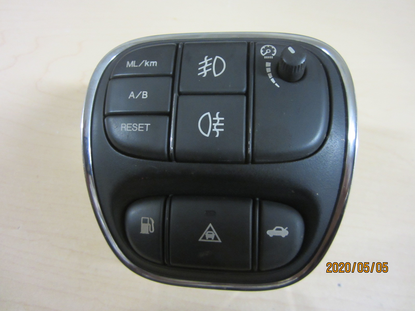 Jaguar X350 XJ8 XJR Vanden Plas Fog Light Trunk Gas Lid Control Switch